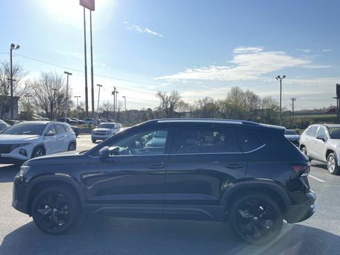 Certified 2025 Volkswagen Taos SE w/ Black Wheel Package FWD image 4