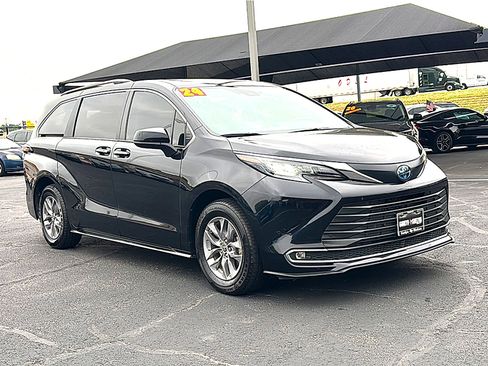 Used 2024 Toyota Sienna XLE image 10
