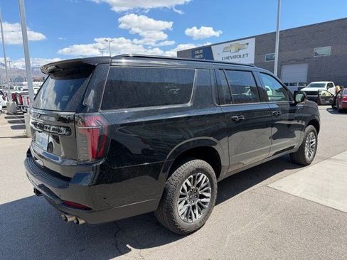 Used 2025 Chevrolet Suburban Z71 image 4