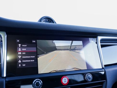 Certified 2025 Porsche Macan image 19