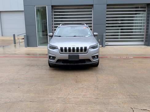 Used 2021 Jeep Cherokee Latitude Plus w/ Sun & Sound Group FWD image 3