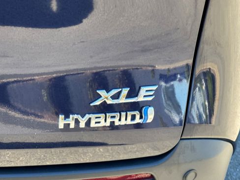 Certified 2024 Toyota Sienna XLE FWD image 30