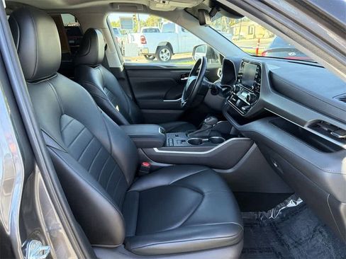 Used 2021 Toyota Highlander XLE image 44