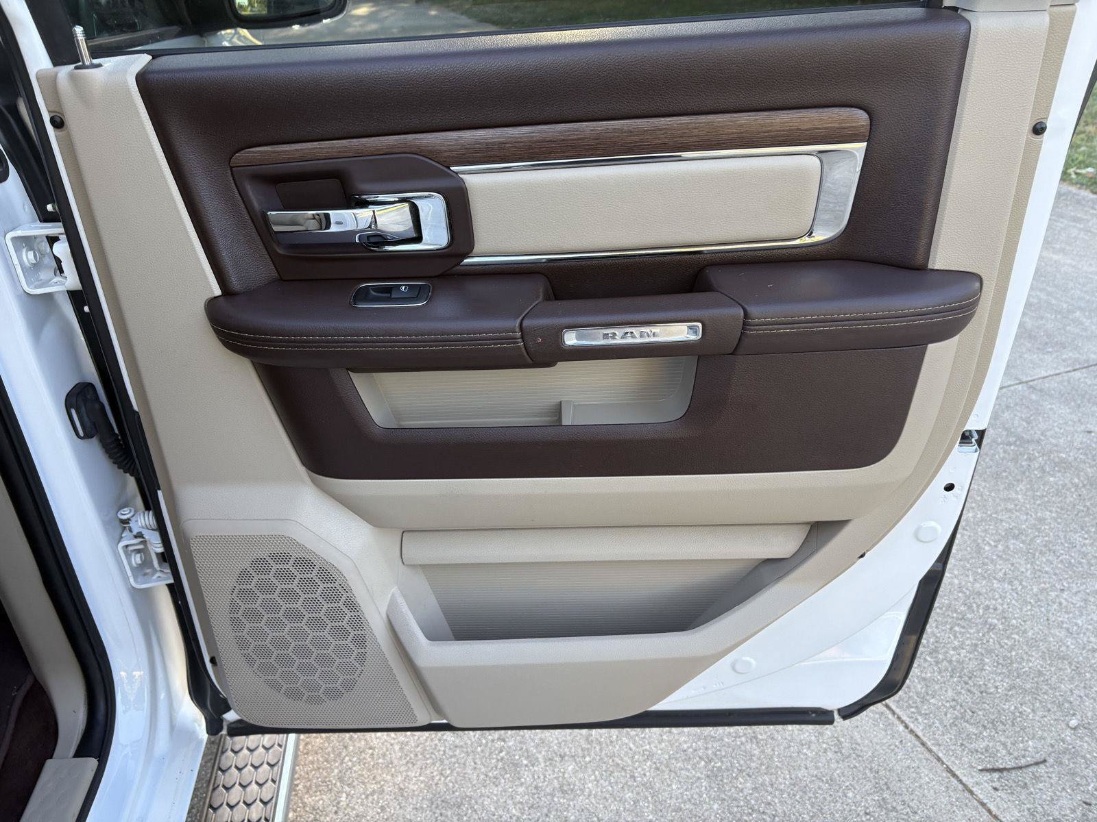 Used 2016 RAM 1500 Laramie w/ Convenience Group AWD/4WD image 15