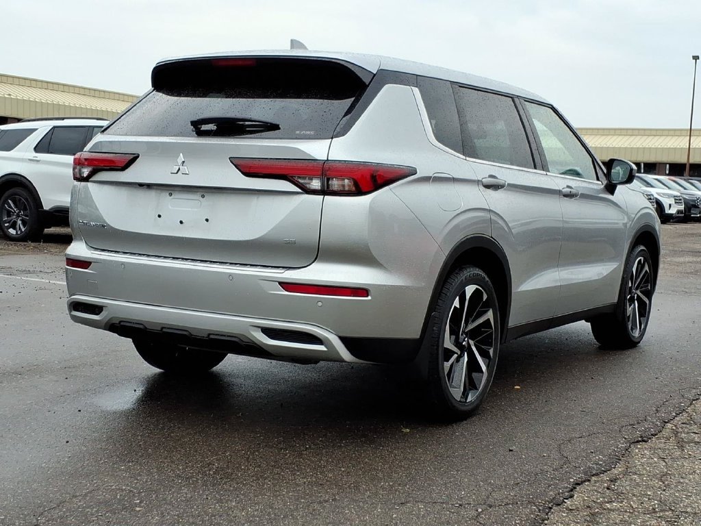 Used 2023 Mitsubishi Outlander SE AWD/4WD image 5
