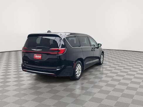 Used 2024 Chrysler Pacifica Touring-L image 38