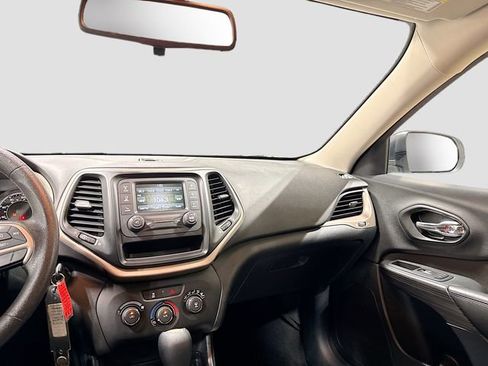 Used 2017 Jeep Cherokee Sport image 21