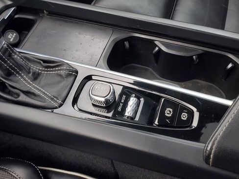 Used 2021 Volvo S60 T5 R-Design image 27