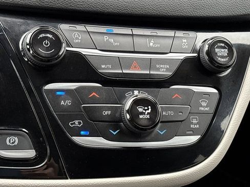 Used 2023 Chrysler Pacifica Touring-L FWD image 37