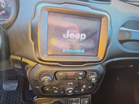 Used 2023 Jeep Renegade Latitude w/ Sun/Sound Group AWD/4WD image 11