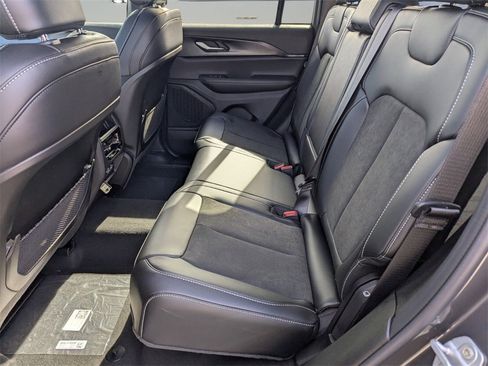 New 2025 Jeep Grand Cherokee Altitude image 8