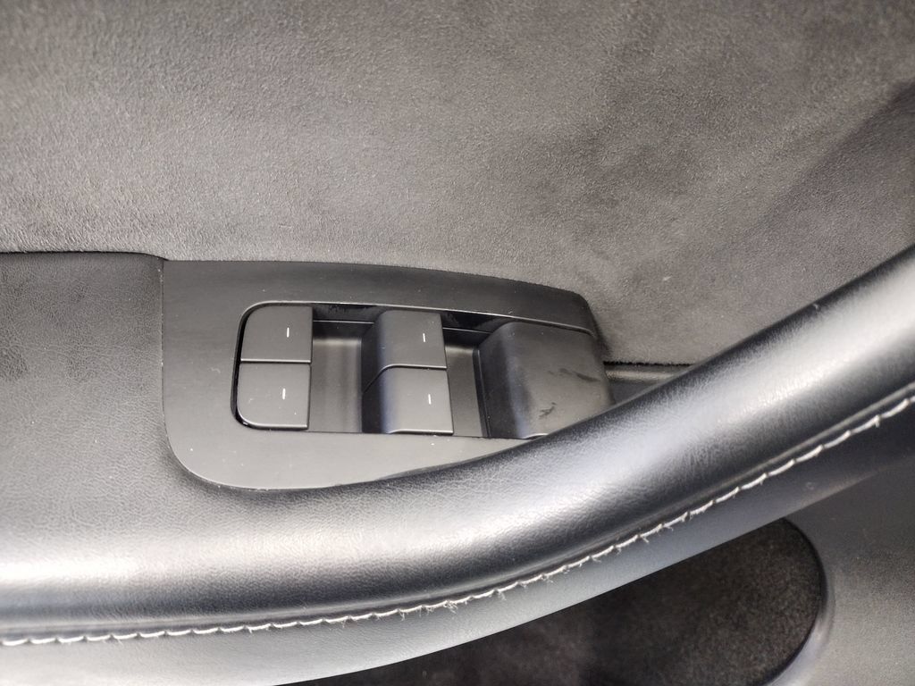 Used 2024 Tesla Model Y Long Range AWD/4WD image 19