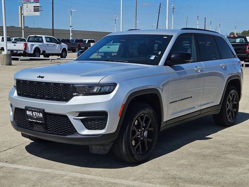 Used 2025 Jeep Grand Cherokee Altitude AWD/4WD image 9