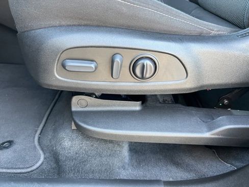 Used 2022 Chevrolet Traverse LT image 17