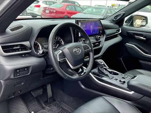 Certified 2024 Toyota Highlander XSE image 17