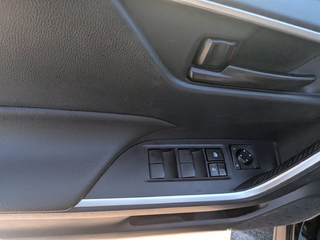 Used 2021 Toyota RAV4 LE FWD image 9