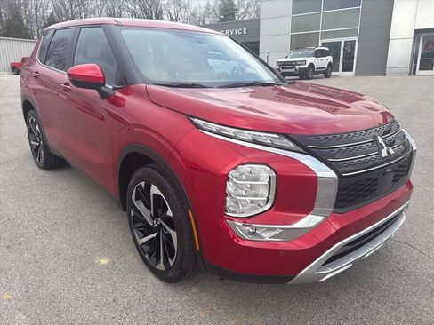 Used 2023 Mitsubishi Outlander SE image 2