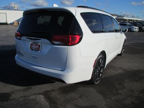 Used 2018 Chrysler Pacifica Touring-L Plus w/ Advanced Safetytec Group image 4