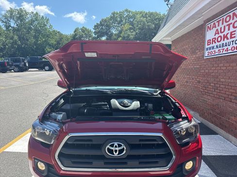 Used 2017 Toyota Tacoma SR5 w/ Tow Package AWD/4WD image 29