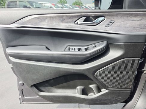 Used 2024 Jeep Grand Cherokee Limited w/ Black Appearance Package image 38