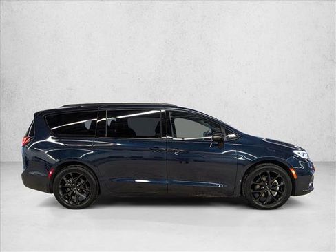 Used 2025 Chrysler Pacifica Limited image 4