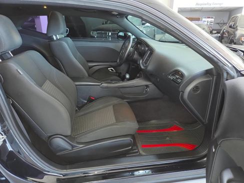 Used 2016 Dodge Challenger R/T w/ Driver Convenience Group RWD image 22