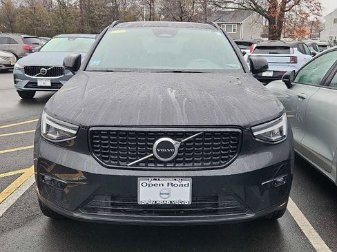 Used 2023 Volvo XC40 B5 Plus w/ Climate Package image 2