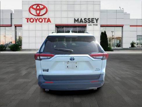 Used 2022 Toyota RAV4 XLE Premium AWD/4WD image 4