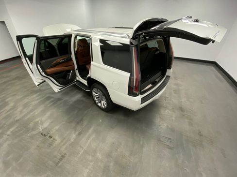 Used 2017 Cadillac Escalade Luxury w/ LPO, Radiant Package AWD/4WD image 51