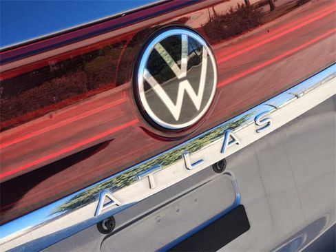 Used 2024 Volkswagen Atlas SE w/ Black Wheel Package image 12