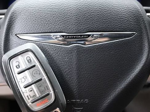 Certified 2023 Chrysler Pacifica Touring-L FWD image 48