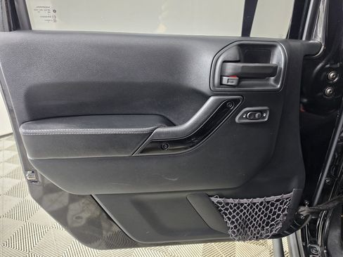 Used 2017 Jeep Wrangler Unlimited Sahara AWD/4WD image 5