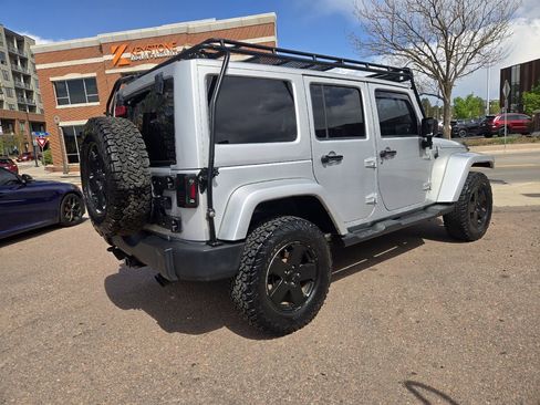 Used 2012 Jeep Wrangler Unlimited Sahara w/ Connectivity Group AWD/4WD image 10