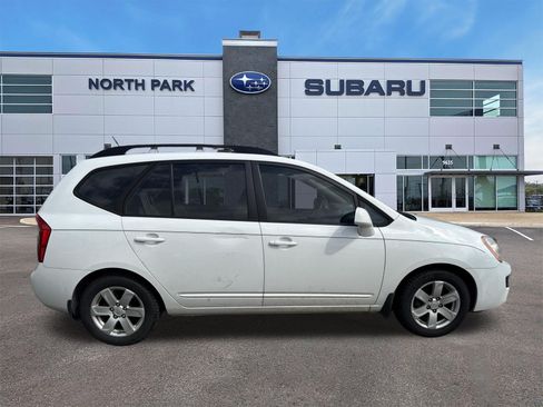 Used 2009 Kia Rondo LX FWD image 4