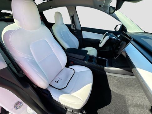 Used 2021 Tesla Model Y Long Range image 10