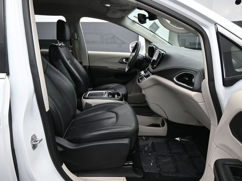 Used 2022 Chrysler Pacifica Touring-L FWD image 40
