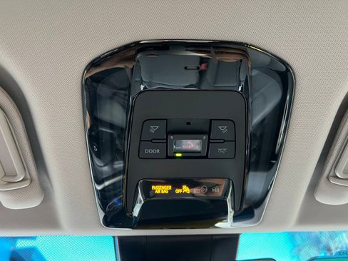 Used 2021 Toyota Venza Limited image 29