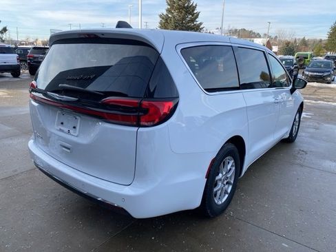 Certified 2025 Chrysler Pacifica Select image 3