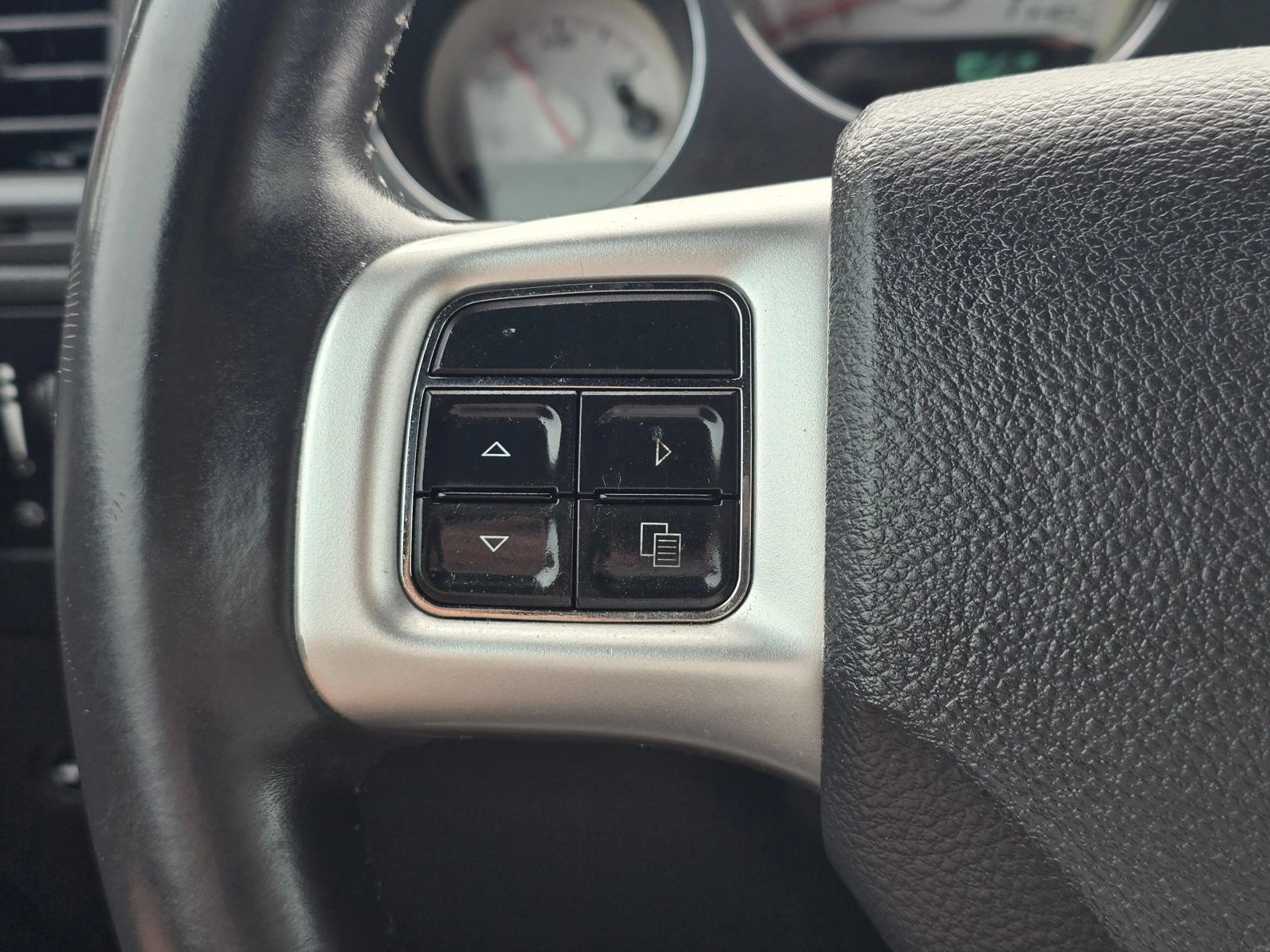 Used 2014 Dodge Challenger SXT RWD image 21