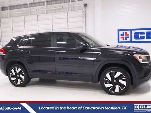 Used 2024 Volkswagen Atlas Cross Sport SE w/ Panoramic Sunroof Package FWD image 4