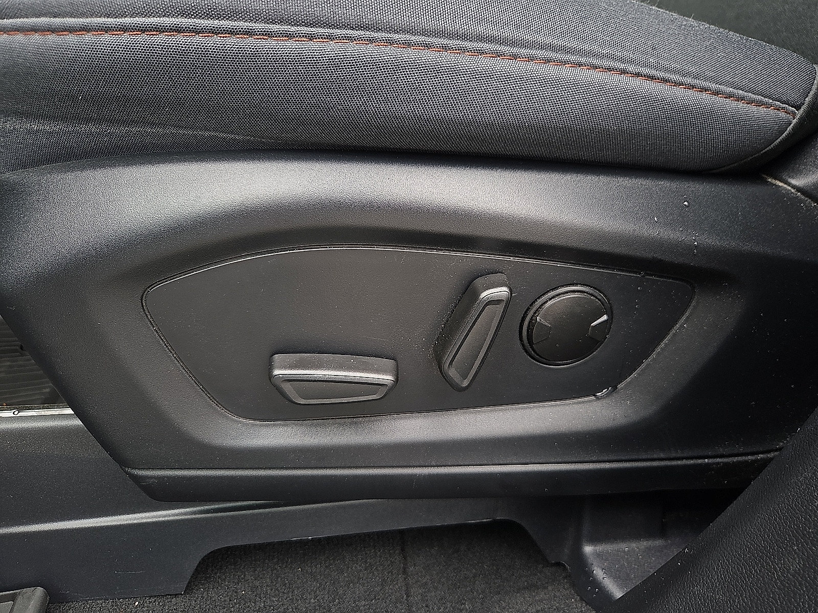 Used 2025 Ford Explorer Active RWD image 16