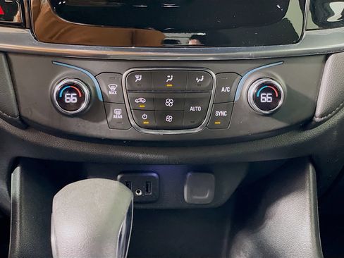 Used 2023 Chevrolet Traverse LT image 23