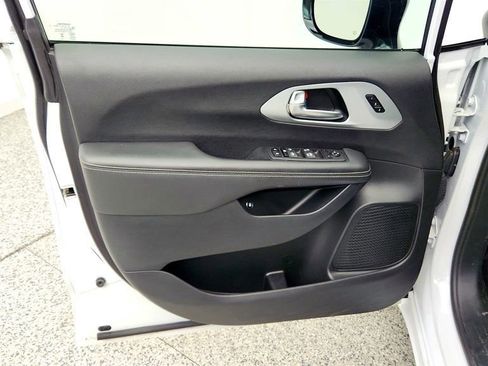Used 2024 Chrysler Pacifica Limited FWD image 10