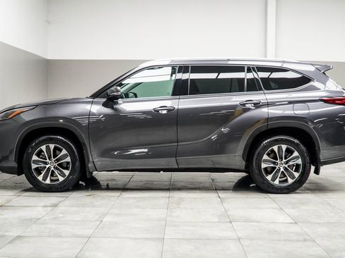Used 2022 Toyota Highlander XLE image 9