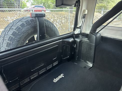 Used 2017 Jeep Wrangler Unlimited Sport w/ Connectivity Group AWD/4WD image 12