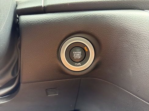 Used 2025 Chrysler Pacifica Select FWD image 13