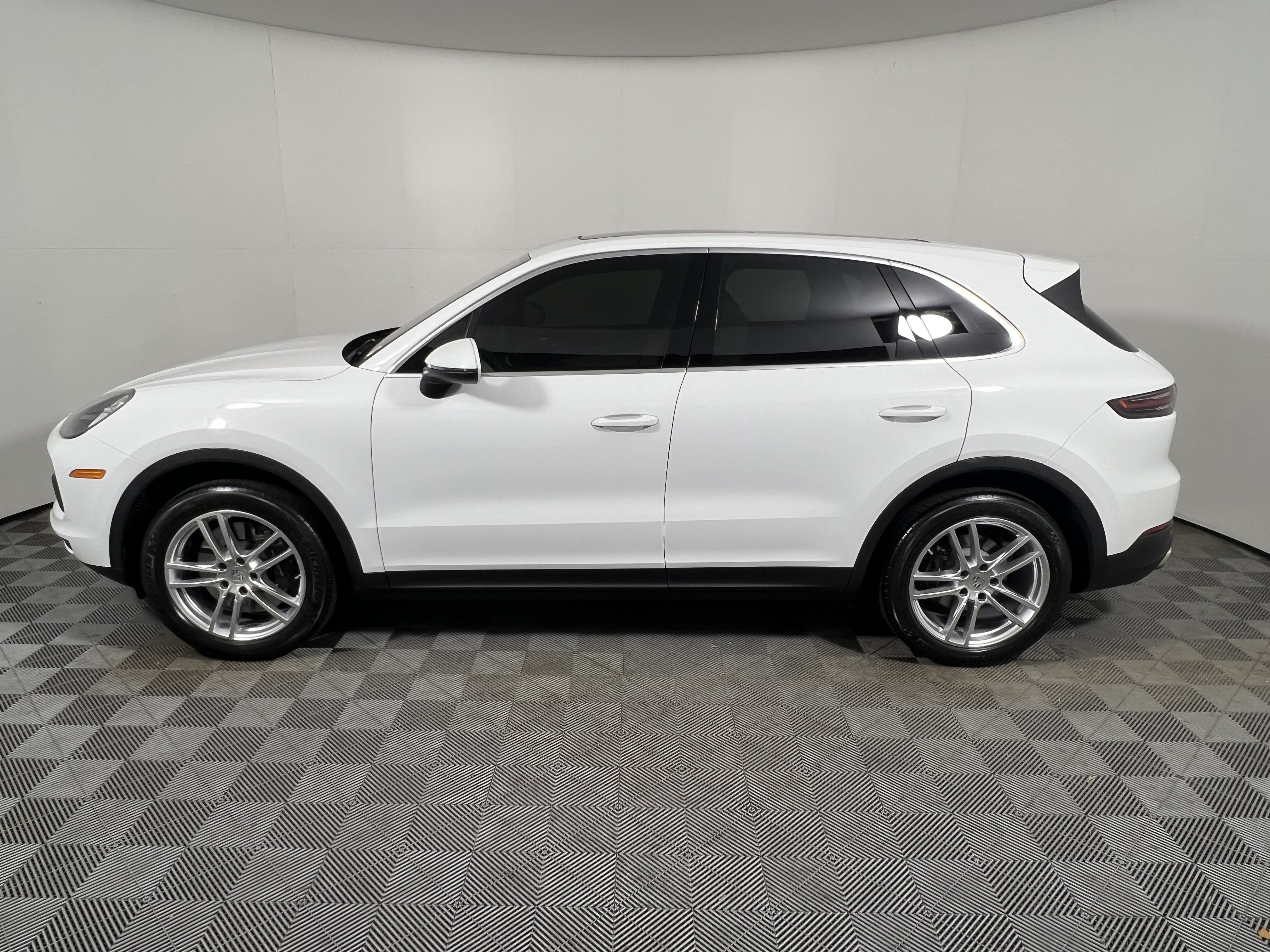 Certified 2023 Porsche Cayenne AWD/4WD image 2