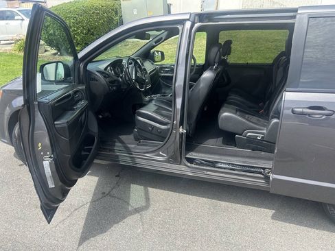 Used 2018 Dodge Grand Caravan SXT w/ Driver Convenience Group FWD image 4