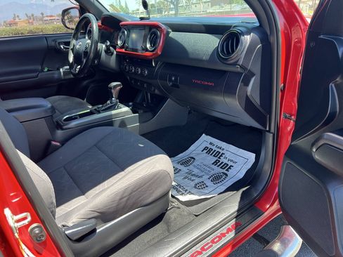 Used 2017 Toyota Tacoma TRD Sport AWD/4WD image 29