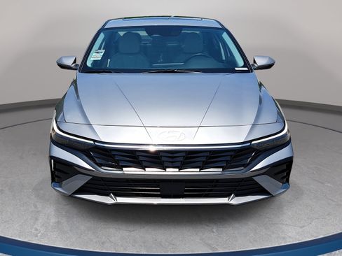 Used 2025 Hyundai Elantra Limited FWD image 2